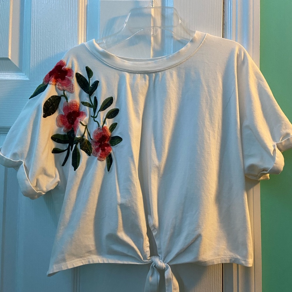 AMAZON cropped white floral tie top